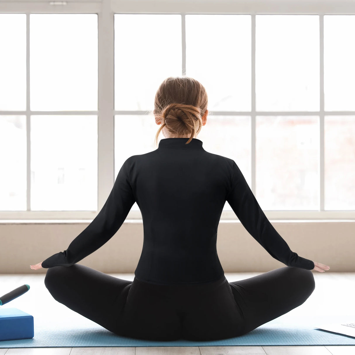 Lightweight Full-Zip Thumb Hole Women's Workout Jacket